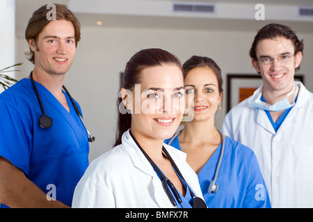 Gruppe von jungen Ärzten und Pflegepersonal im Krankenhaus Stockfoto