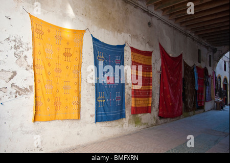 Berber Carperts Hand an einer Wand in Medina Stockfoto