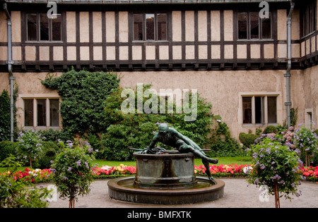 Statue des Narziss im Innenhof der Cecilienhof Potsdam Berlin Deutschland Stockfoto