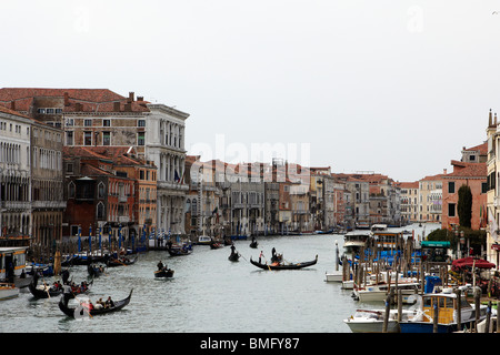 Blick auf den Canal Grande von der Rialto Brücke in Venedig, Italien Stockfoto