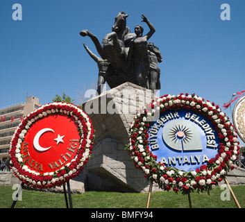 Türkei Antalya - National Woche mit Atatürk Tag und Kinderfest - symbolische Schilde von lokalen Gruppen und Gilden Stockfoto