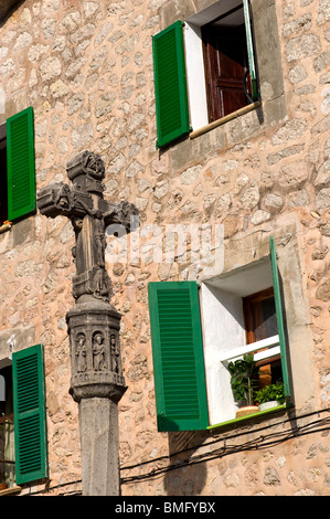 Fassaden in Valldemossa auf Mallorca in Spanien Stockfoto