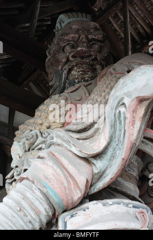 Nahaufnahme der großen Statue des Wirunpak am Eingang des Konfuzius-Tempel, Pingyao, Shanxi Provinz, China Stockfoto