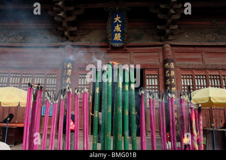 Hoch Weihrauch brennen vor Erreichung Burgsaal, Konfuzius-Tempel, Pingyao, Shanxi Provinz, China Stockfoto