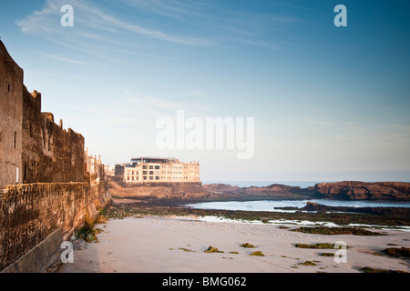 Sandstrand in der Nähe von alten Stadtmauern in Essaouira Stockfoto