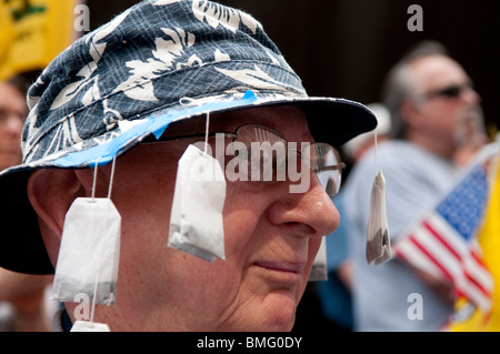 Mitglieder der Illinois Tea Party Bewegung Rallye Chicagos Daley Plaza auf Donnerstag, 15. April 2010. Stockfoto
