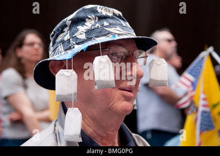 Mitglieder der Illinois Tea Party Bewegung Rallye Chicagos Daley Plaza auf Donnerstag, 15. April 2010. Stockfoto