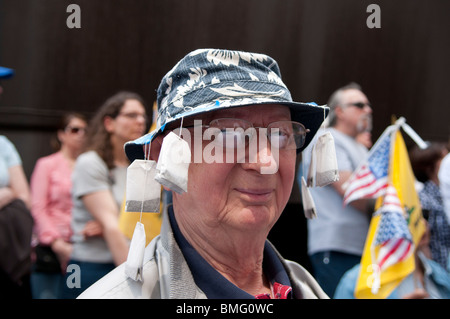 Mitglieder der Illinois Tea Party Bewegung Rallye Chicagos Daley Plaza auf Donnerstag, 15. April 2010. Stockfoto