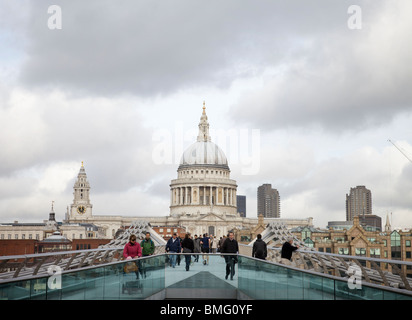 Menschen über die Millennium Bridge und St. Paul Kathedrale im Hintergrund, London, UK. Stockfoto