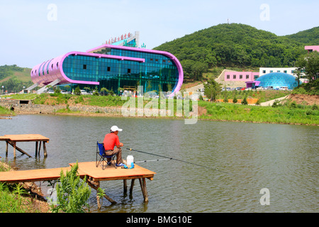 Mann Angeln neben Lianhuashan Skigebiet im Sommer, Changchun, Jilin Province, China Stockfoto