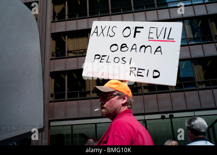 Mitglieder der Illinois Tea Party Bewegung Rallye Chicagos Daley Plaza auf Donnerstag, 15. April 2010. Stockfoto