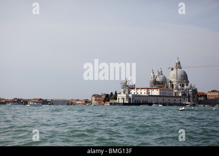 Blick über die Lagune von Venedig, die Kirche Santa Maria della Salute, Venedig, Italien Stockfoto