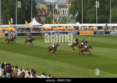 Polo im Park. Hurlingham Park Fulham London Uk IG Index Team Paris (rosa) Stadt AM Team neue HOMER SYKES Stockfoto