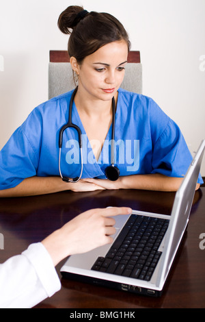 zwei medizinische Arbeiter mit Laptop diagnostizieren Erkrankung Stockfoto