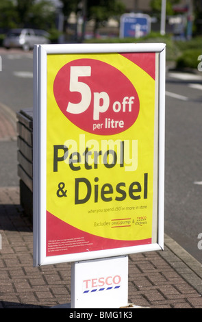 Ein Tesco Tankstelle Rabatt Board UK Stockfoto