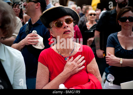 Mitglieder der Illinois Tea Party Bewegung Rallye Chicagos Daley Plaza auf Donnerstag, 15. April 2010. Stockfoto