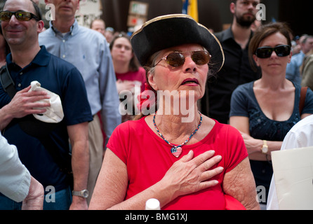 Mitglieder der Illinois Tea Party Bewegung Rallye Chicagos Daley Plaza auf Donnerstag, 15. April 2010. Stockfoto
