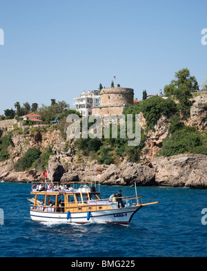 Türkei Antalya - Freizeit Bootstour vom alten Hafen der Stadt - mit Hıdırlık Turm im Hintergrund Stockfoto