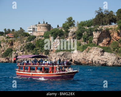 Türkei Antalya - Freizeit Bootstour vom alten Hafen der Stadt - mit Hıdırlık Turm im Hintergrund Stockfoto