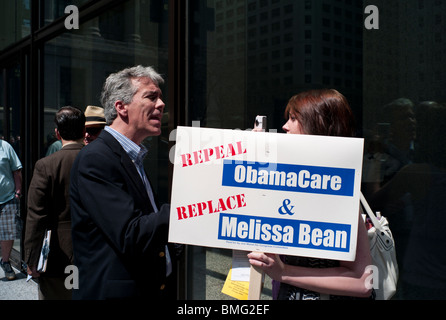 Mitglieder der Illinois Tea Party Bewegung Rallye Chicagos Daley Plaza auf Donnerstag, 15. April 2010. Stockfoto