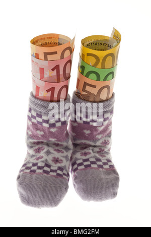 2 Kinder Socken mit Euro-Banknoten Stockfoto