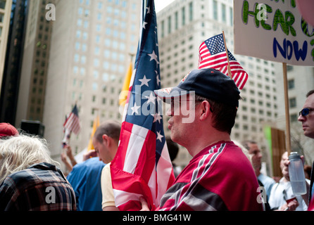 Mitglieder der Illinois Tea Party Bewegung Rallye Chicagos Daley Plaza auf Donnerstag, 15. April 2010. Stockfoto