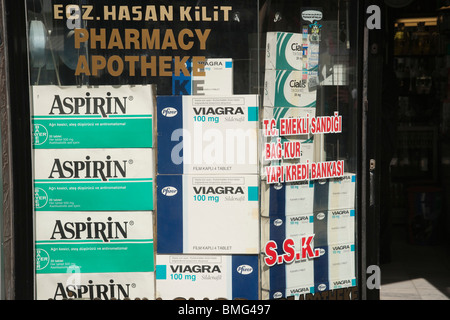 Antalya - Aspirin für ihre Kopfschmerzen, Viagra für ihn - Drogen gestapelt hoch in eine Apotheke Schaufenster für über den Zähler-Verkauf Stockfoto