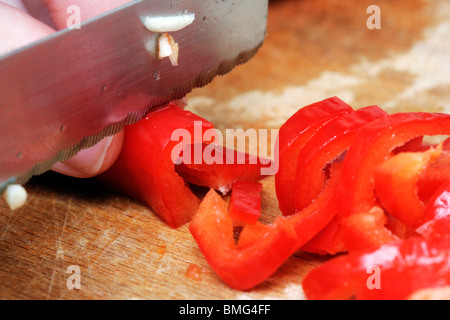 Schneiden Paprika in kleine Scheiben schneiden. Stockfoto