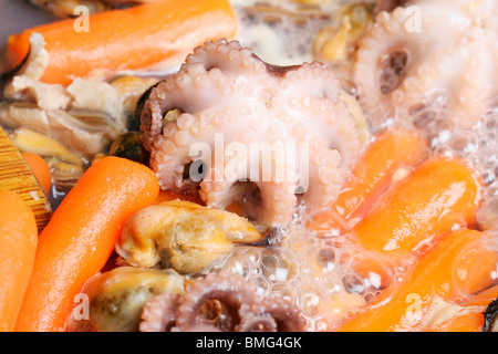 Meeresfrüchte mit Gemüse in einer Pfanne gekocht. Stockfoto