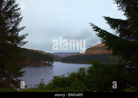 Blick über Ladybower im Peak District an einem langweiligen Regentag in Derbyshire East Midlands England Stockfoto