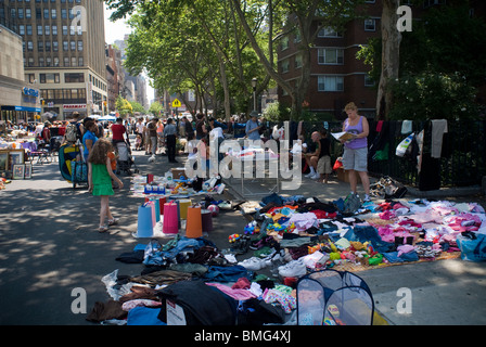 Käufer suchen Schnäppchen auf einem Flohmarkt im New Yorker Stadtteil Chelsea Stockfoto