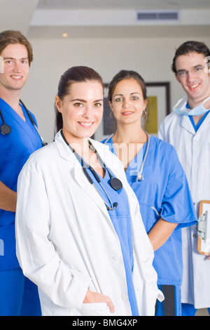 Gruppe von jungen Ärzten und Pflegepersonal im Krankenhaus Stockfoto