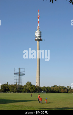 Donauturm und das päpstliche Kreuz im Wiener Donau Park Stockfoto