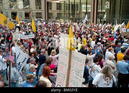 Mitglieder der Illinois Tea Party Bewegung Rallye Chicagos Daley Plaza auf Donnerstag, 15. April 2010. Stockfoto