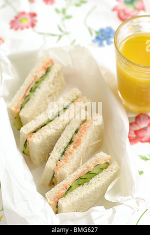 Geräucherter Lachs und Gurke Sandwich in einem Brotkorb Stockfoto