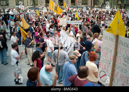 Mitglieder der Illinois Tea Party Bewegung Rallye Chicagos Daley Plaza auf Donnerstag, 15. April 2010. Stockfoto
