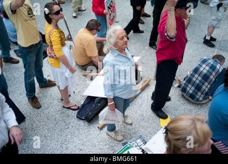 Mitglieder der Illinois Tea Party Bewegung Rallye Chicagos Daley Plaza auf Donnerstag, 15. April 2010. Stockfoto