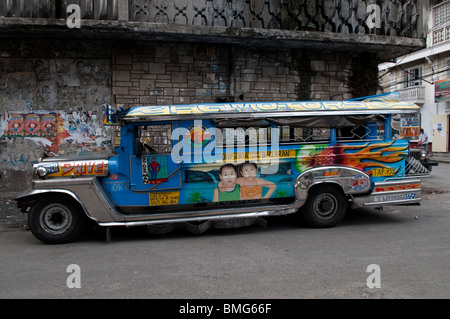 Philippinen, Manila, bunter Jeepney in Intramuros das älteste Viertel der Stadt Manila. Stockfoto