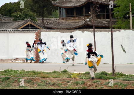 Naxi Mädchen in Tracht, Altstadt von Lijiang, Lijiang, Yunnan Province, China Stockfoto