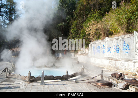 Groß kochen, Topf, Rehai geothermischen Feld, Tengchong Dire Huoshan Nationalpark, Tengchong, Baoshan, Yunnan Provinz, China Stockfoto