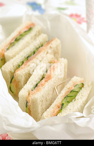 Geräucherter Lachs und Gurke Sandwich in einem Brotkorb Stockfoto