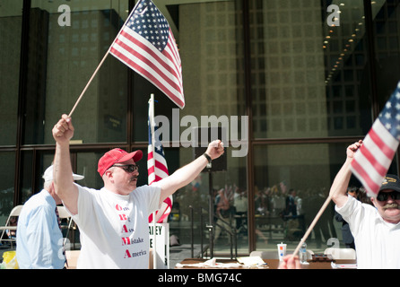 Mitglieder der Illinois Tea Party Bewegung Rallye Chicagos Daley Plaza auf Donnerstag, 15. April 2010. Stockfoto