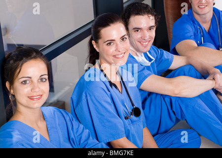 Gruppe von jungen Ärzten und Krankenschwestern in Krankenhaus Flur während Pause entspannen Stockfoto