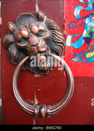 Lion geformte Griff auf das Tor von einem Hutong Hofhaus, Peking, China Stockfoto