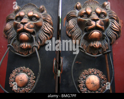 Lion geformte Griffe auf dem Tor ein Hutong Hofhaus, Peking, China Stockfoto