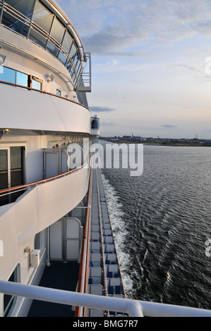 Außerhalb des Hafens auf einem großen Kreuzfahrtschiff Segeln Stockfoto