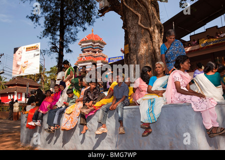 Indien, Kerala, Thrissur, Koorkancherry Sree Maheswaras Tempel, Thaipooya Mahotsavam Festival Gläubige unter Baum saß Stockfoto