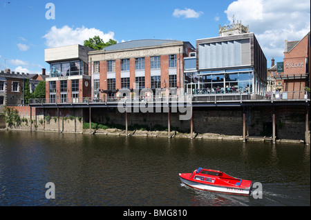 Riverside Cafés am Fluss Ouse, York, Nordengland Stockfoto