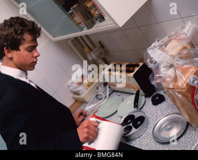 Eton College 1980. Schüler, die Wilderei Eiern in einer Pension. Stockfoto