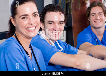 Gruppe von jungen Ärzten und Pflegepersonal im Krankenhaus entspannende Stockfoto